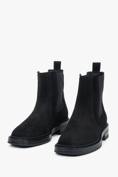 High black Chelsea boots in smooth leather, featuring elastic side panels and a pull tab for easy wear.