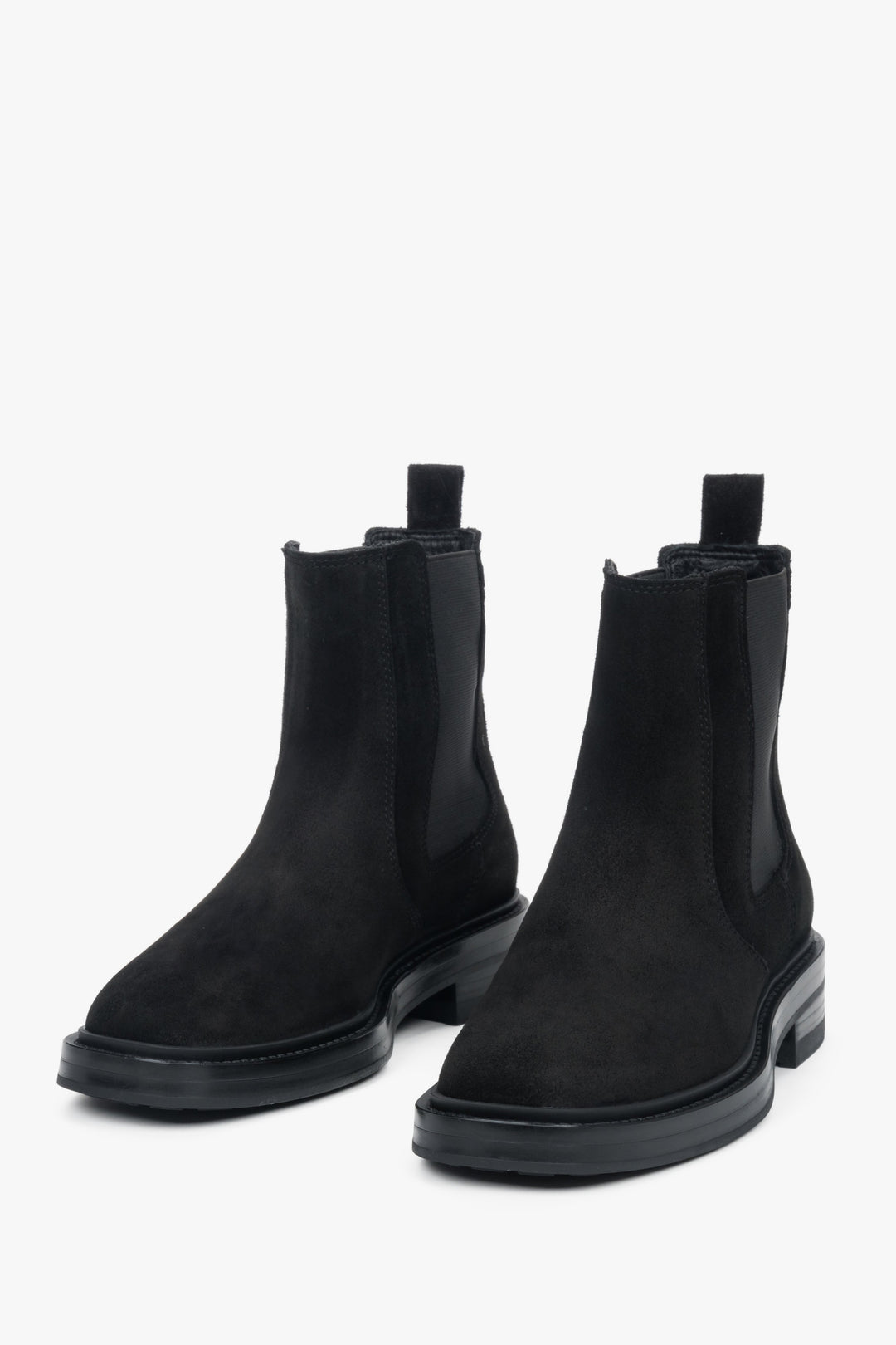 High black Chelsea boots in smooth leather, featuring elastic side panels and a pull tab for easy wear.