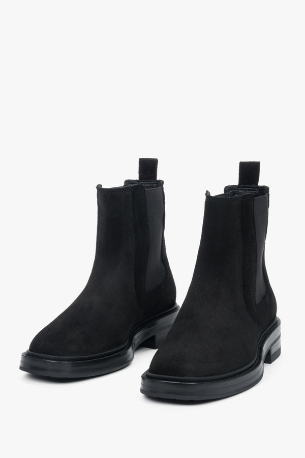 High black Chelsea boots in smooth leather, featuring elastic side panels and a pull tab for easy wear.