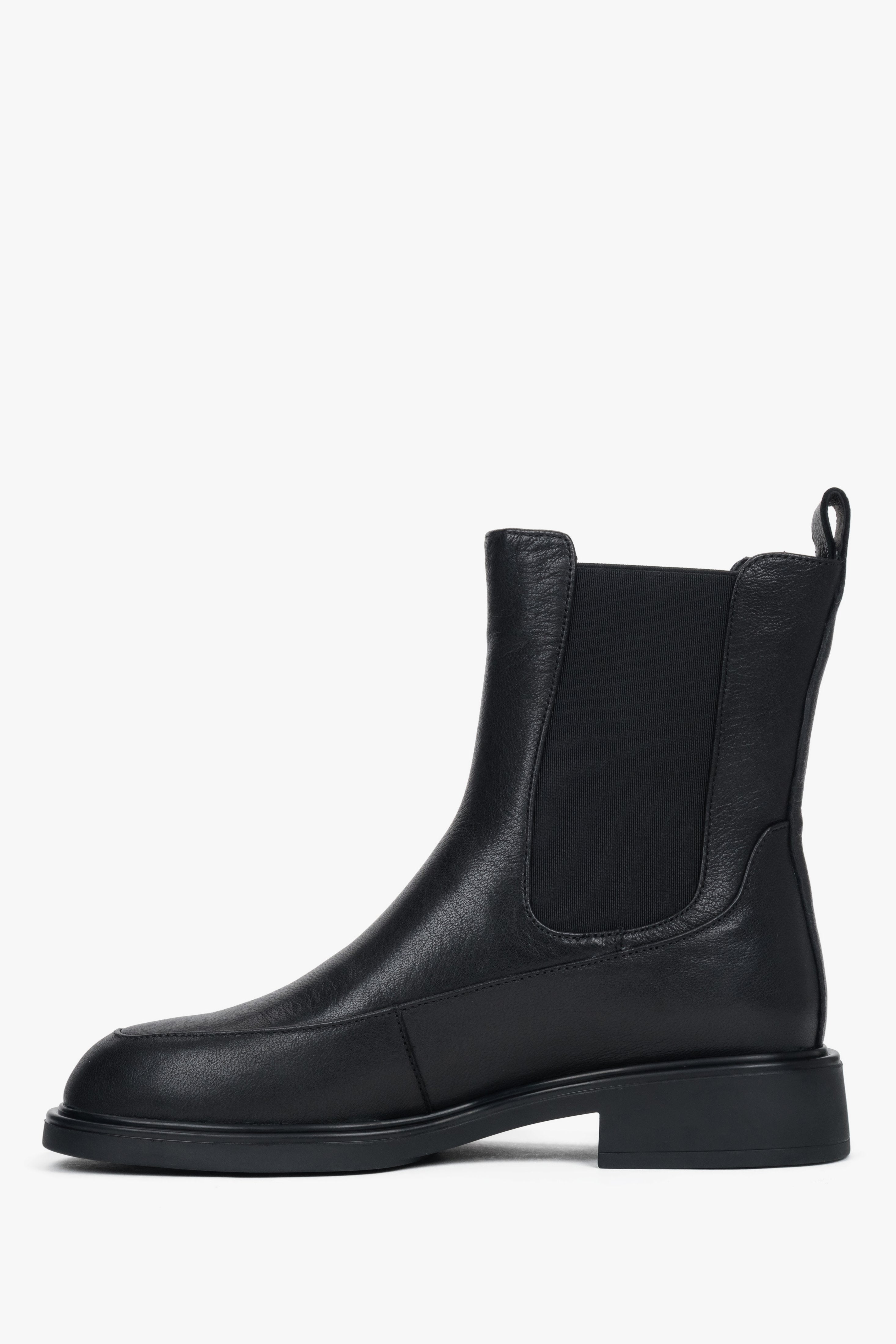 Women’s black Chelsea boots with an elastic insert made of genuine leather by Estro.