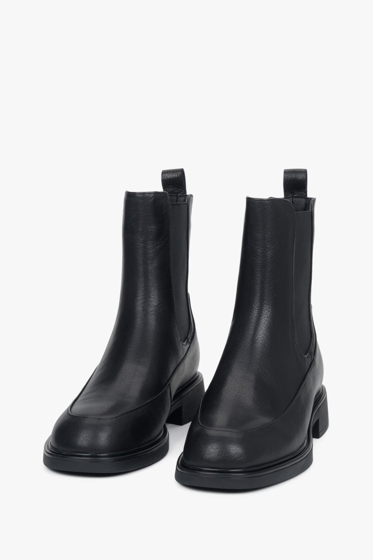 Women’s Chelsea boots by Estro, black, with an elastic insert, made of genuine leather.