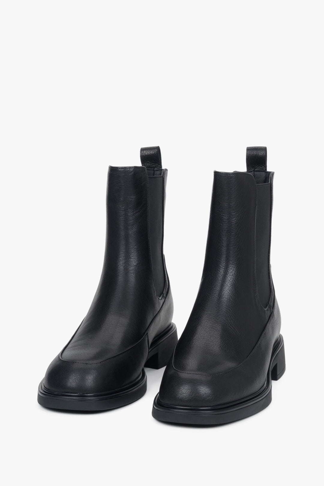 Women’s Chelsea boots by Estro, black, with an elastic insert, made of genuine leather.