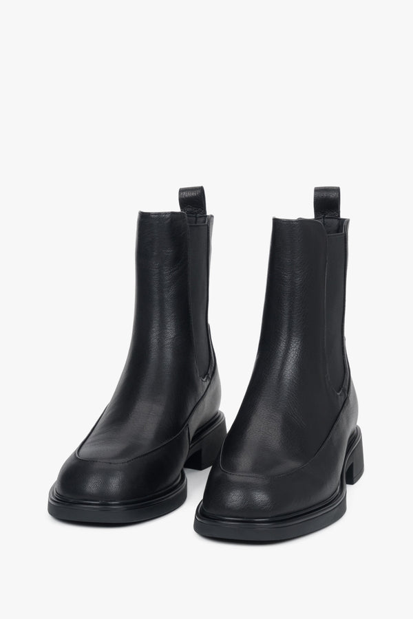 Women’s Chelsea boots by Estro, black, with an elastic insert, made of genuine leather.