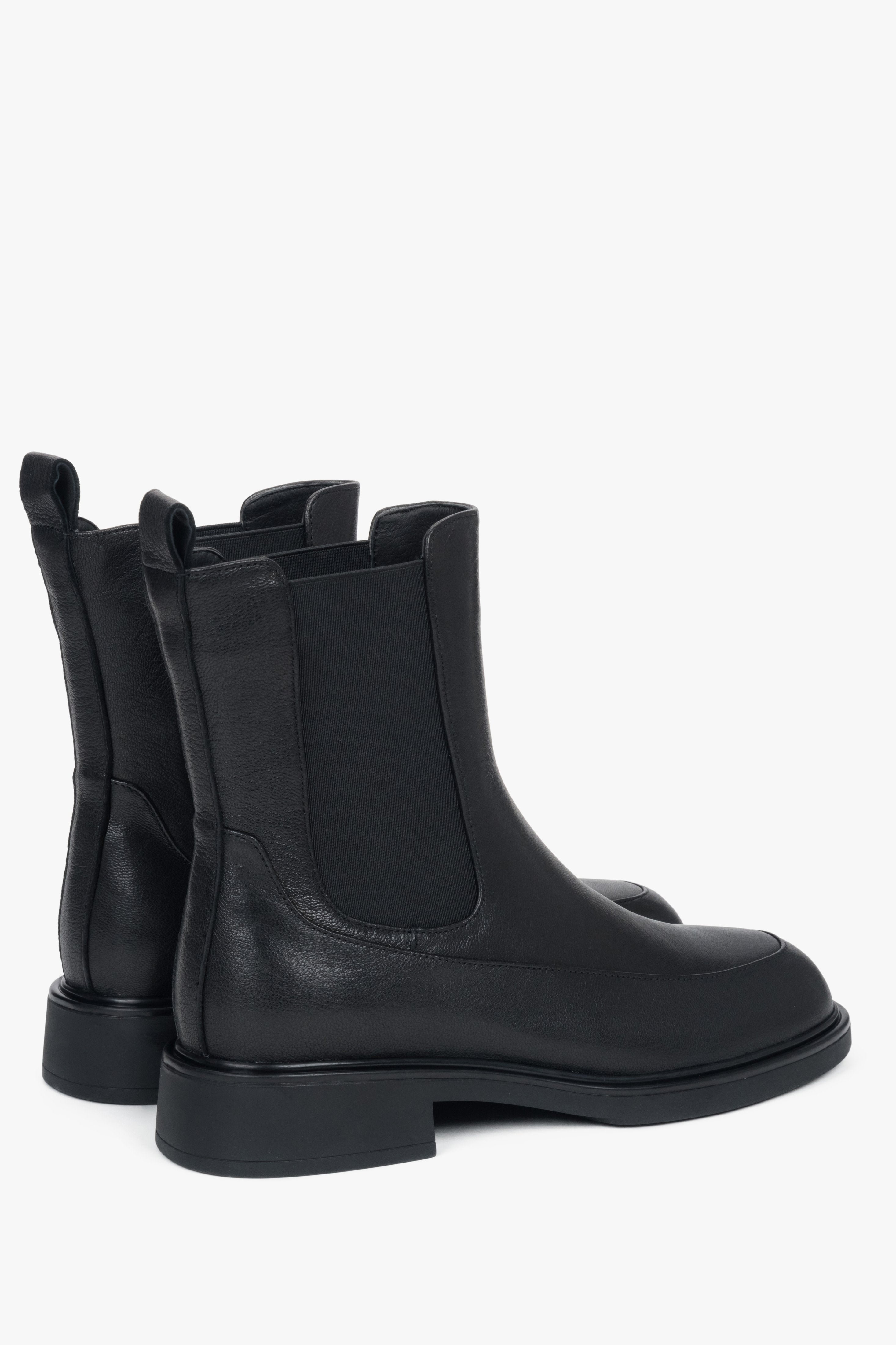 Made of genuine leather, black women’s Chelsea boots with an elastic insert by Estro.