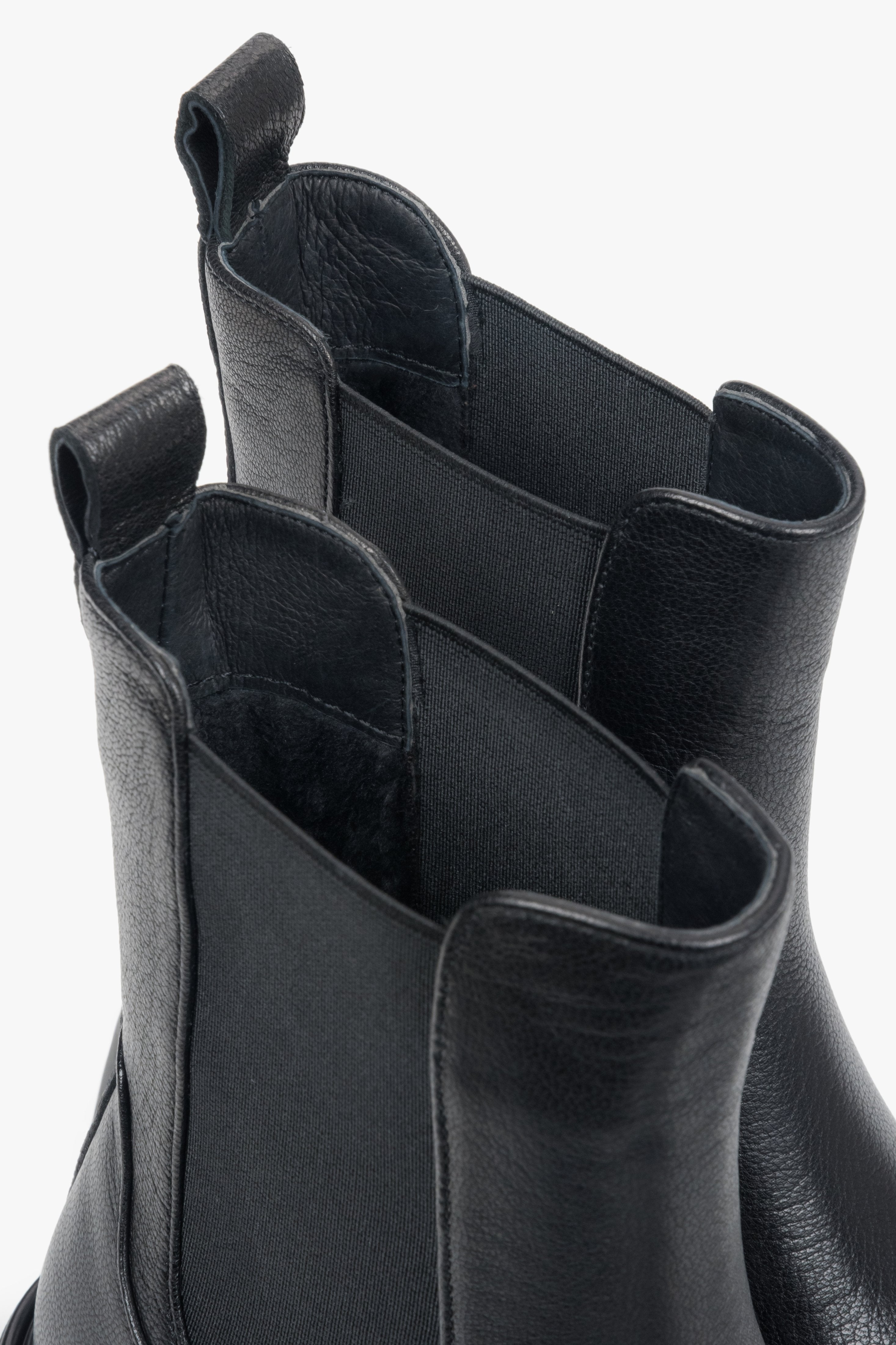 With an elastic insert, black women’s Chelsea boots made of genuine leather by Estro – details.