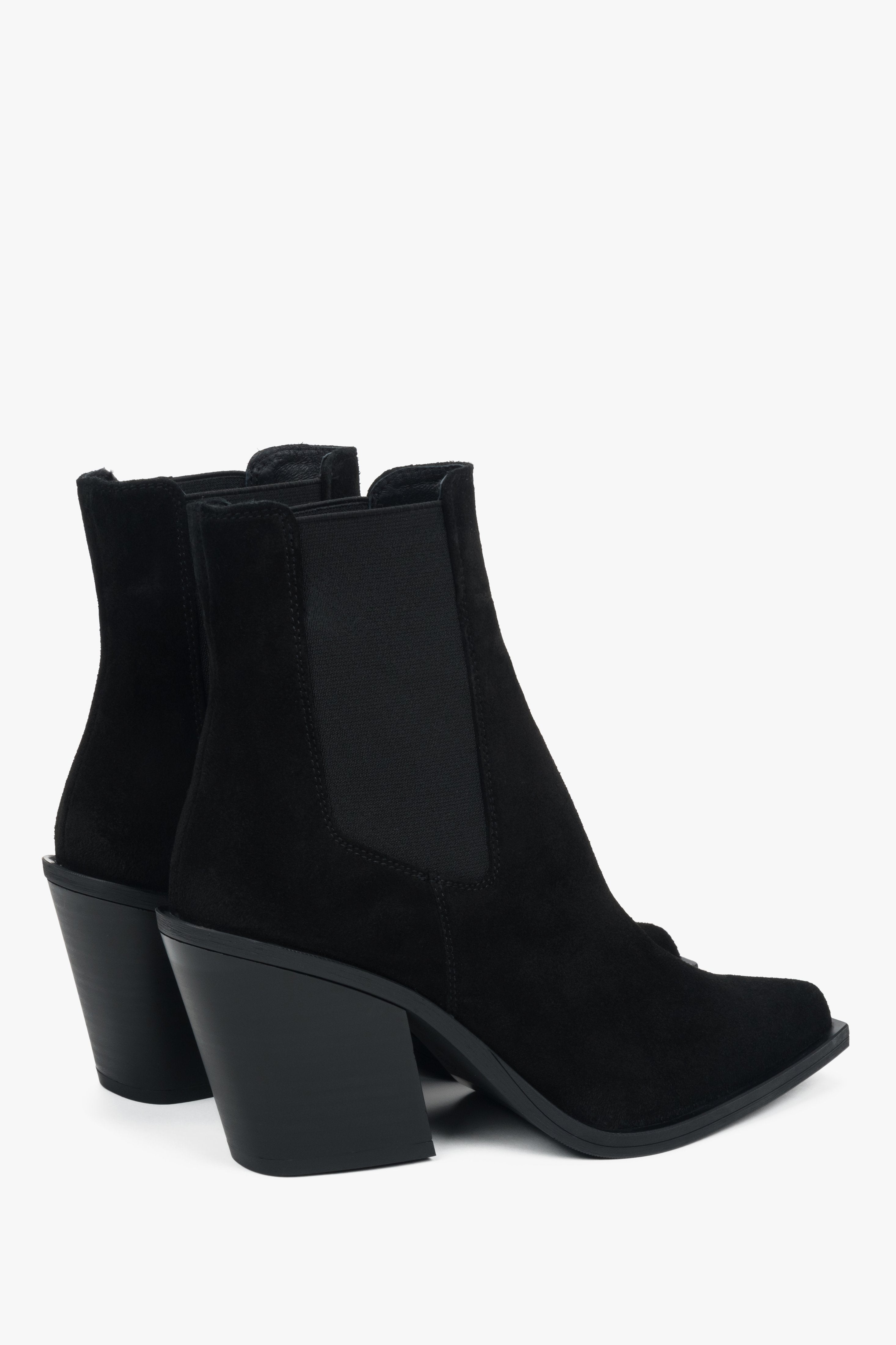 With a heel, black women’s cowboy boots in premium Italian natural velour by Estro.