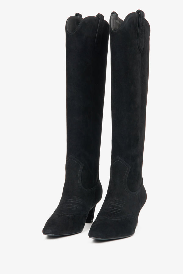 Black cowboy boots for women in natural suede, featuring a tall shaft by Estro.