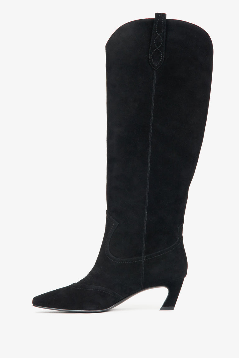 Estro's women's cowboy boots in black natural suede with an elegant high shaft.
