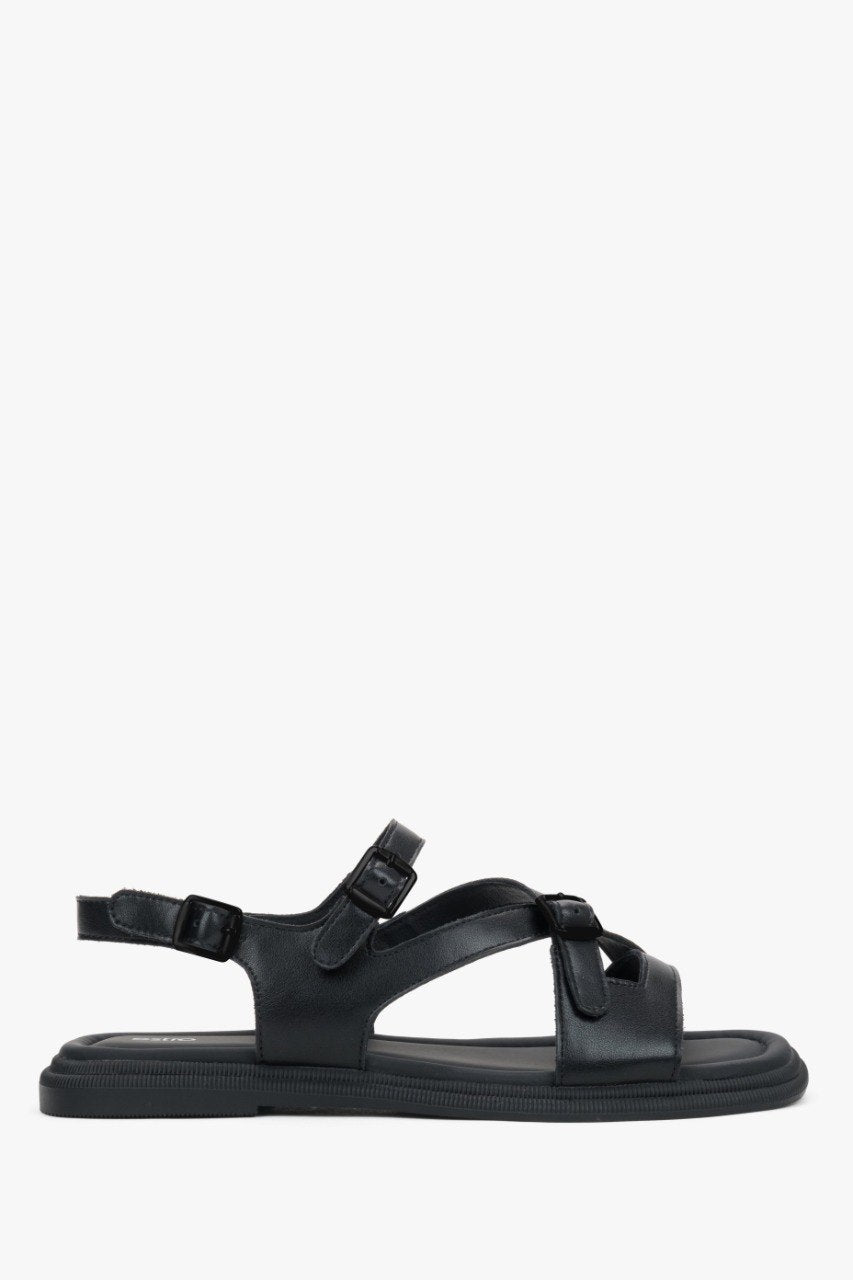 Women’s black flat leather sandals with black details