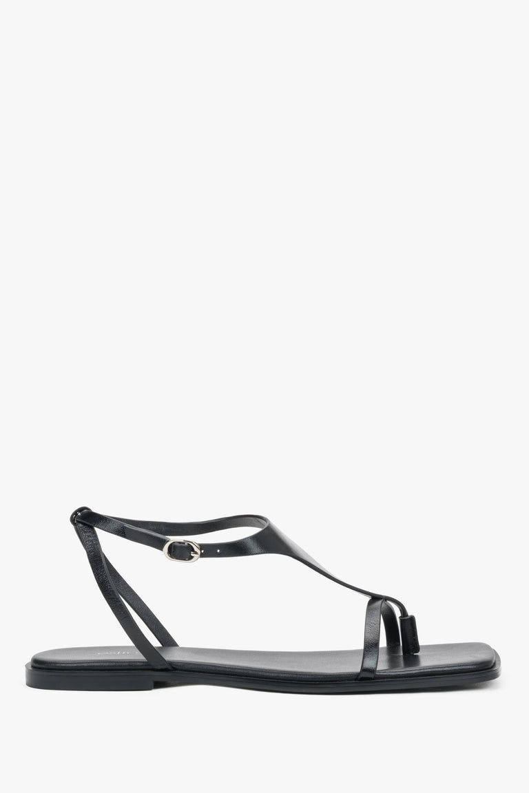 Women's Black Flat Sandals with Square Toe and Toe-Post Strap Estro ER00119855.