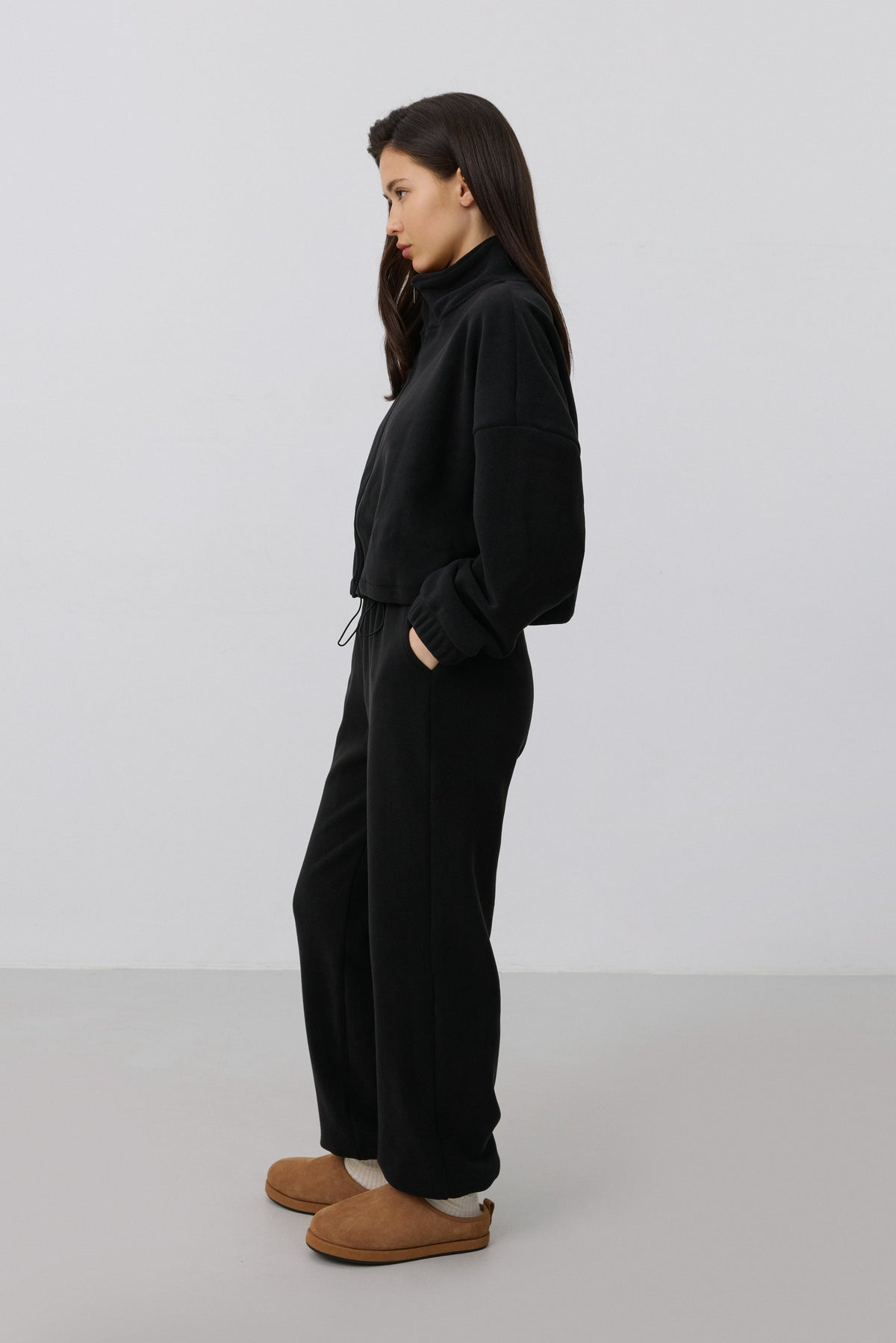 Black fleece lounge set featuring hoodie and matching sweatpants, Estro.