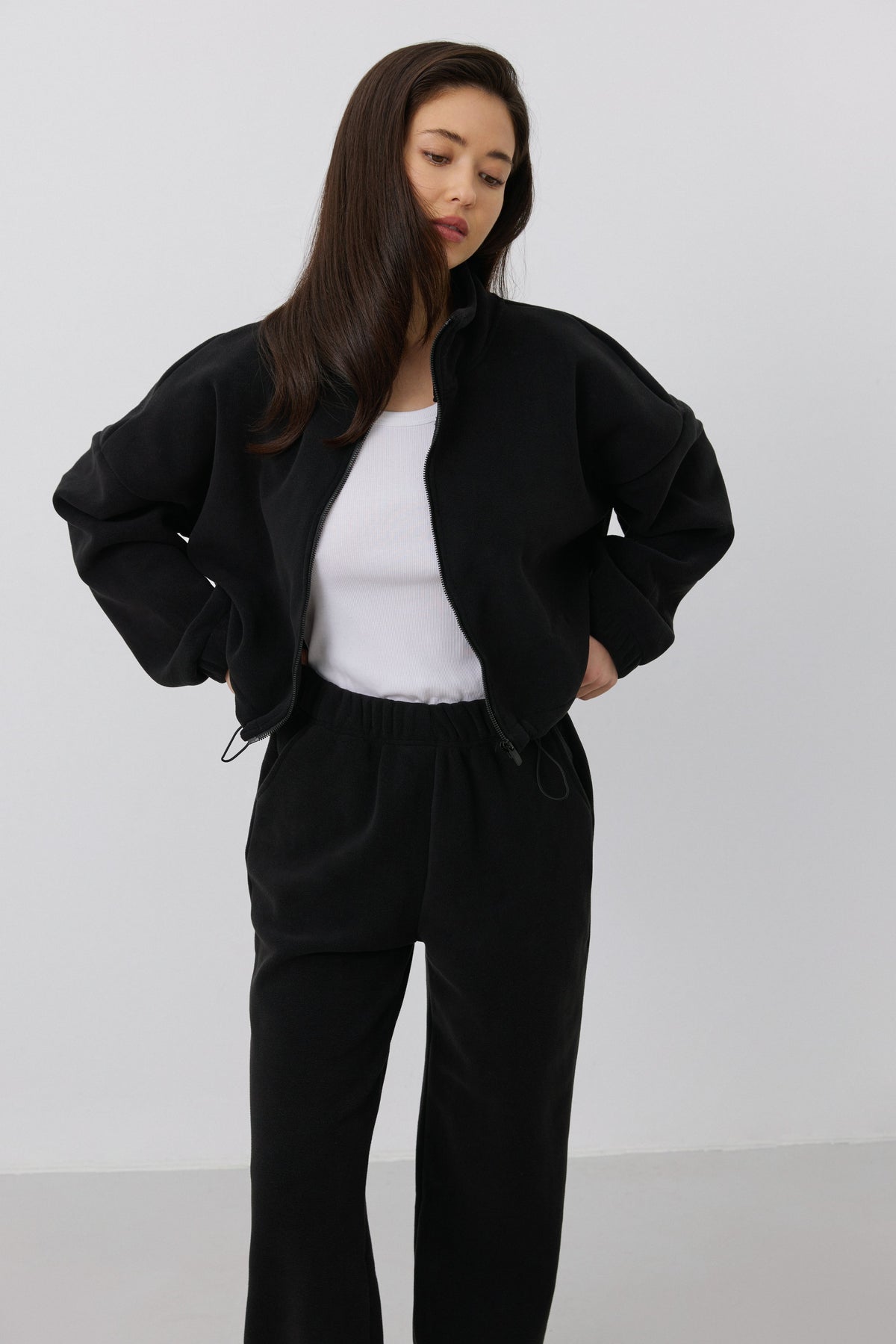 Women's black fleece tracksuit Estro - front full-length view showing the comfortable relaxed fit.