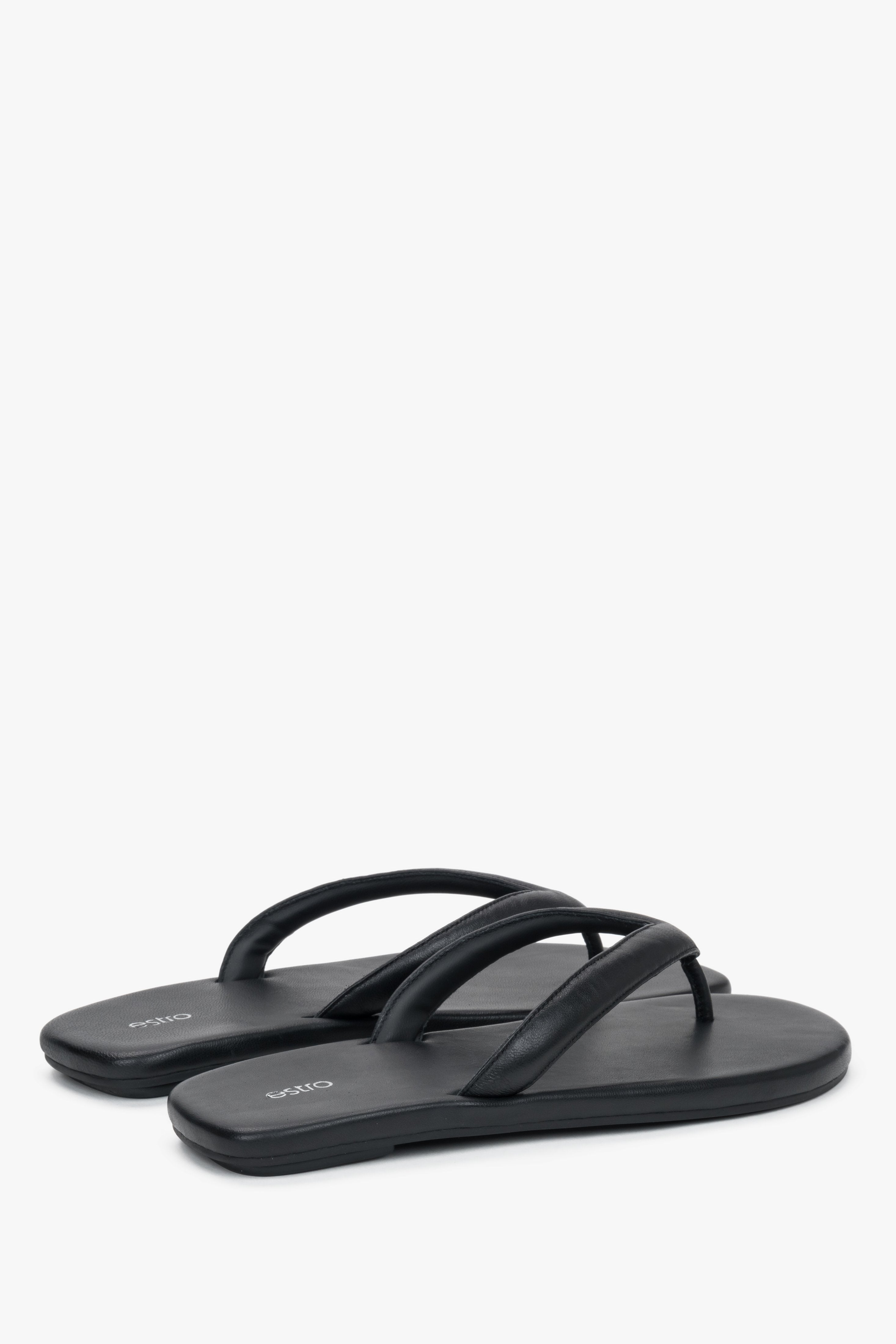 Women’s black flip-flops by Estro made from soft genuine leather – heel view.