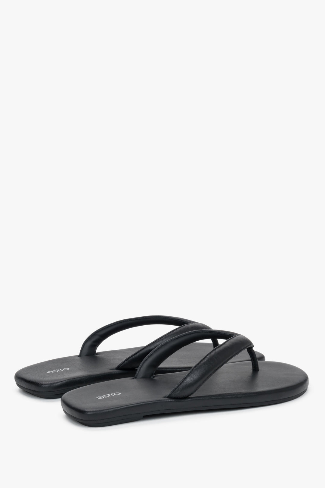 Women’s black flip-flops by Estro made from soft genuine leather – heel view.