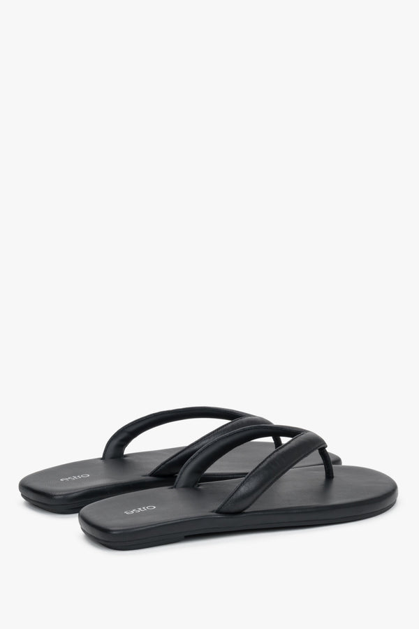 Women’s black flip-flops by Estro made from soft genuine leather – heel view.
