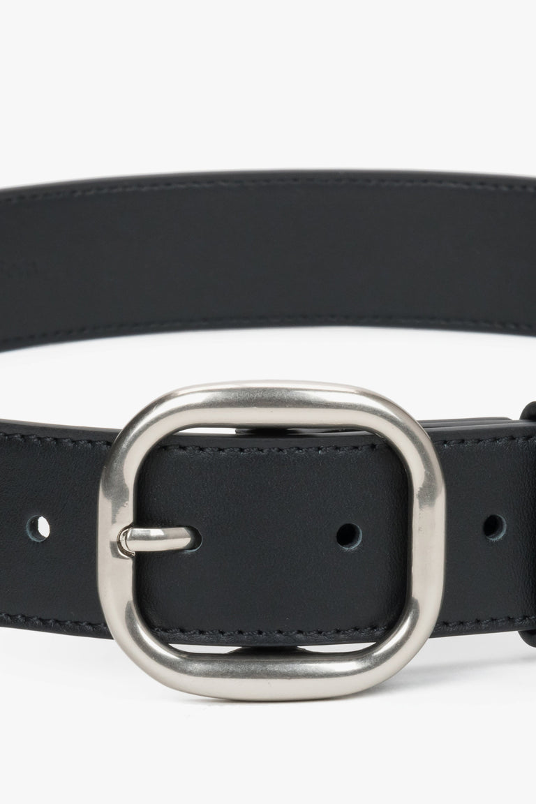 Women's black leather belt with an oval silver buckle by Estro.