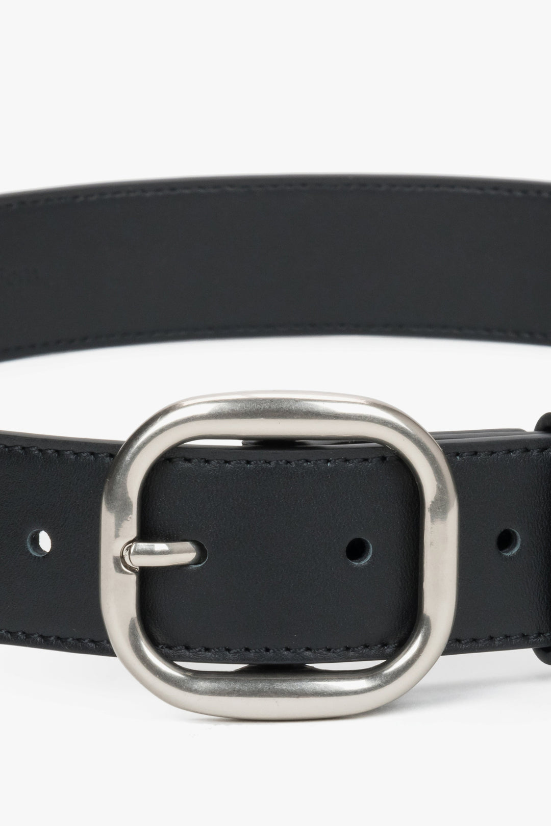 Women's black leather belt with an oval silver buckle by Estro.