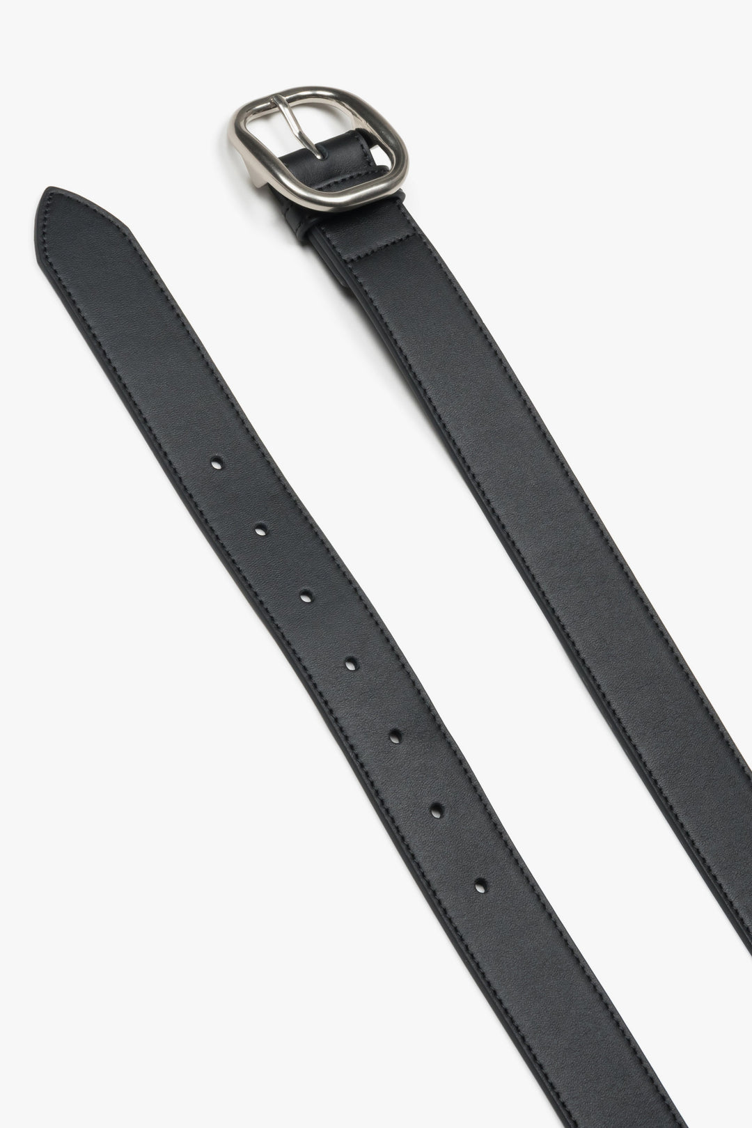 Women's black leather belt with an oval silver buckle, Estro.