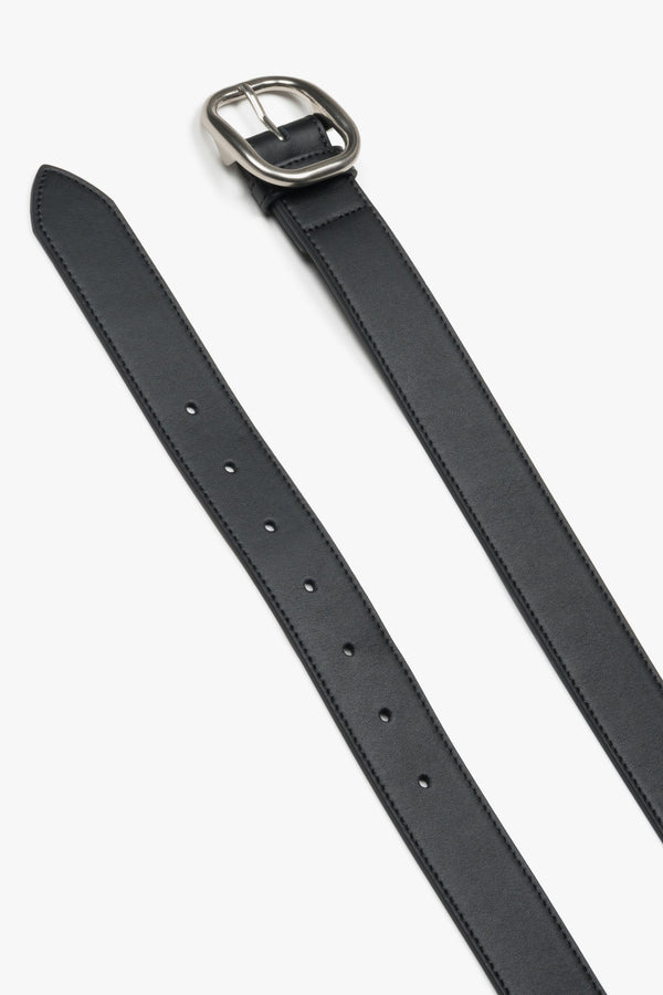Women's black leather belt with an oval silver buckle, Estro.