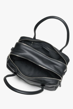 Women's black leather shoulder bag Estro - close-up view focusing on the rich leather texture, secure zipper closure, and metallic hardware.