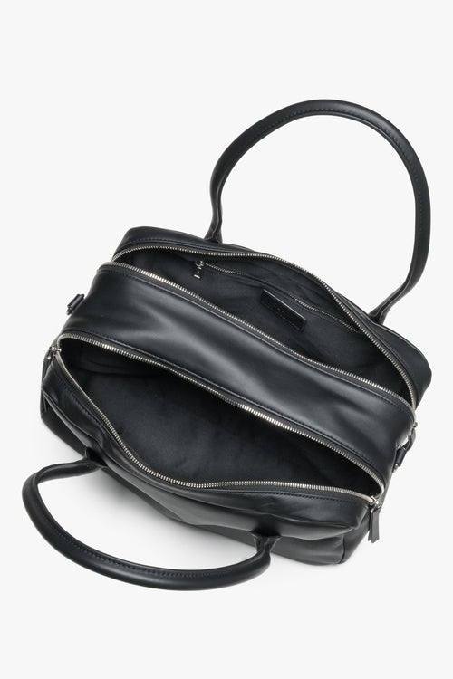 Women's black leather shoulder bag Estro - close-up view focusing on the rich leather texture, secure zipper closure, and metallic hardware.