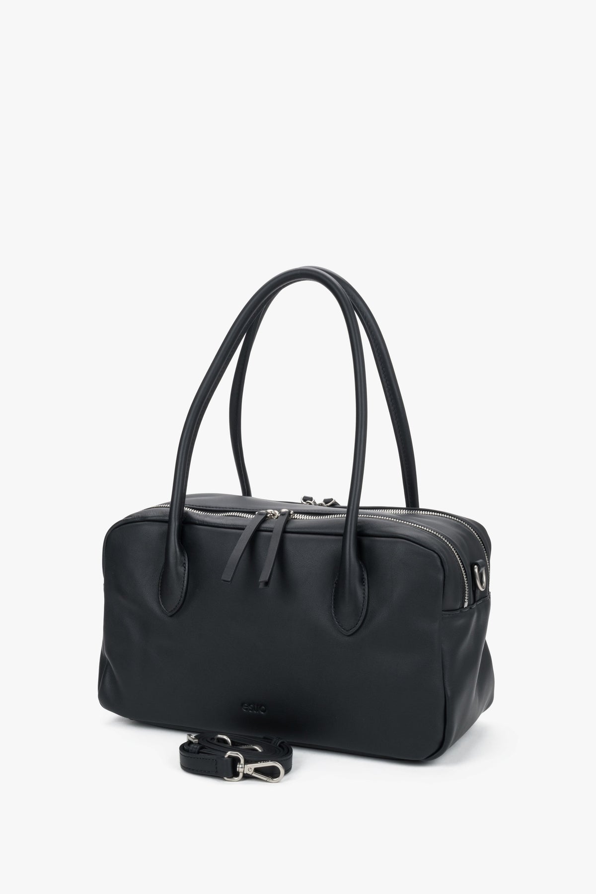 Women's black leather bowling bag Estro - side profile view highlighting its structured silhouette and spacious compartment.