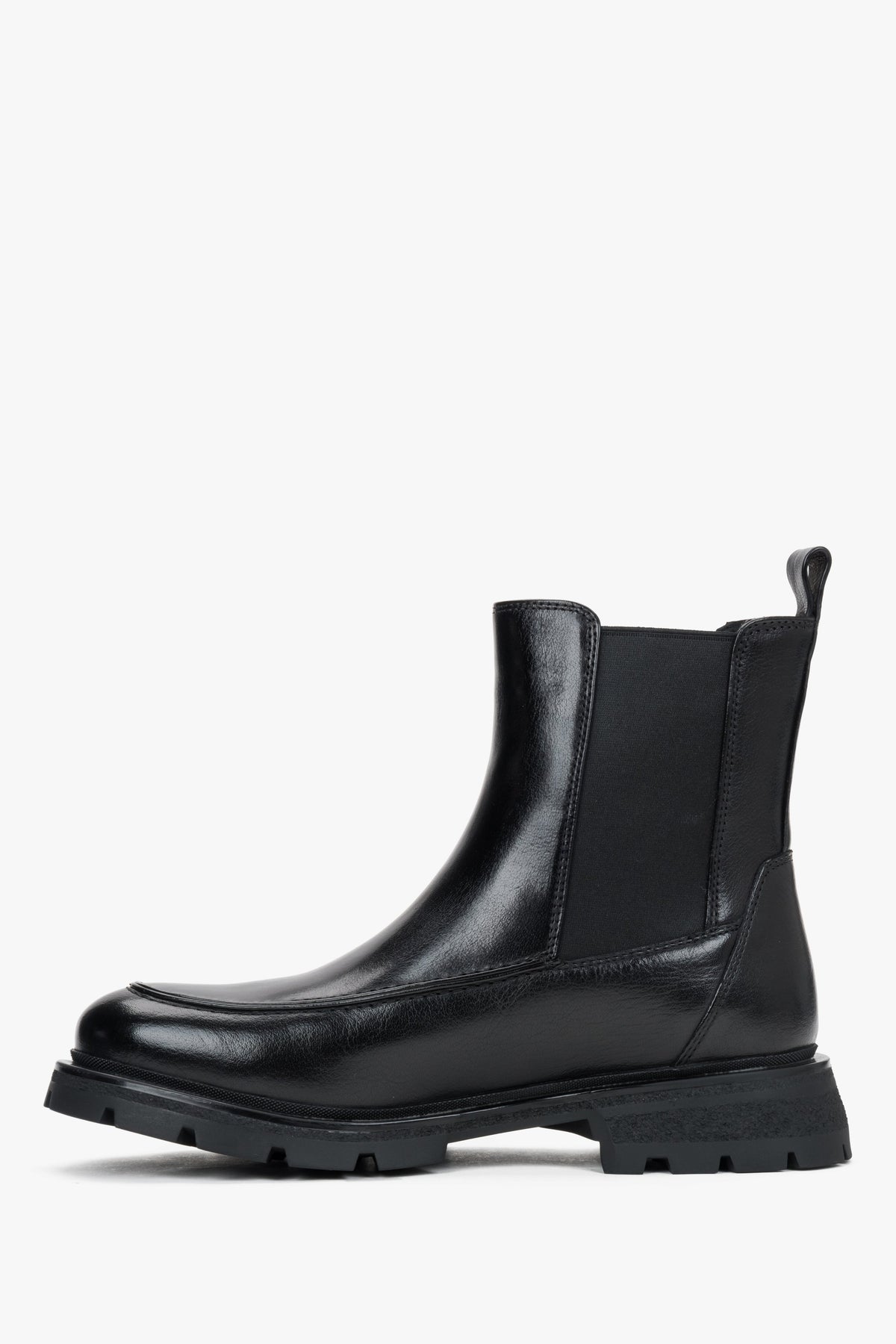 Made of natural leather, women's black Chelsea boots on a thick sole Estro.