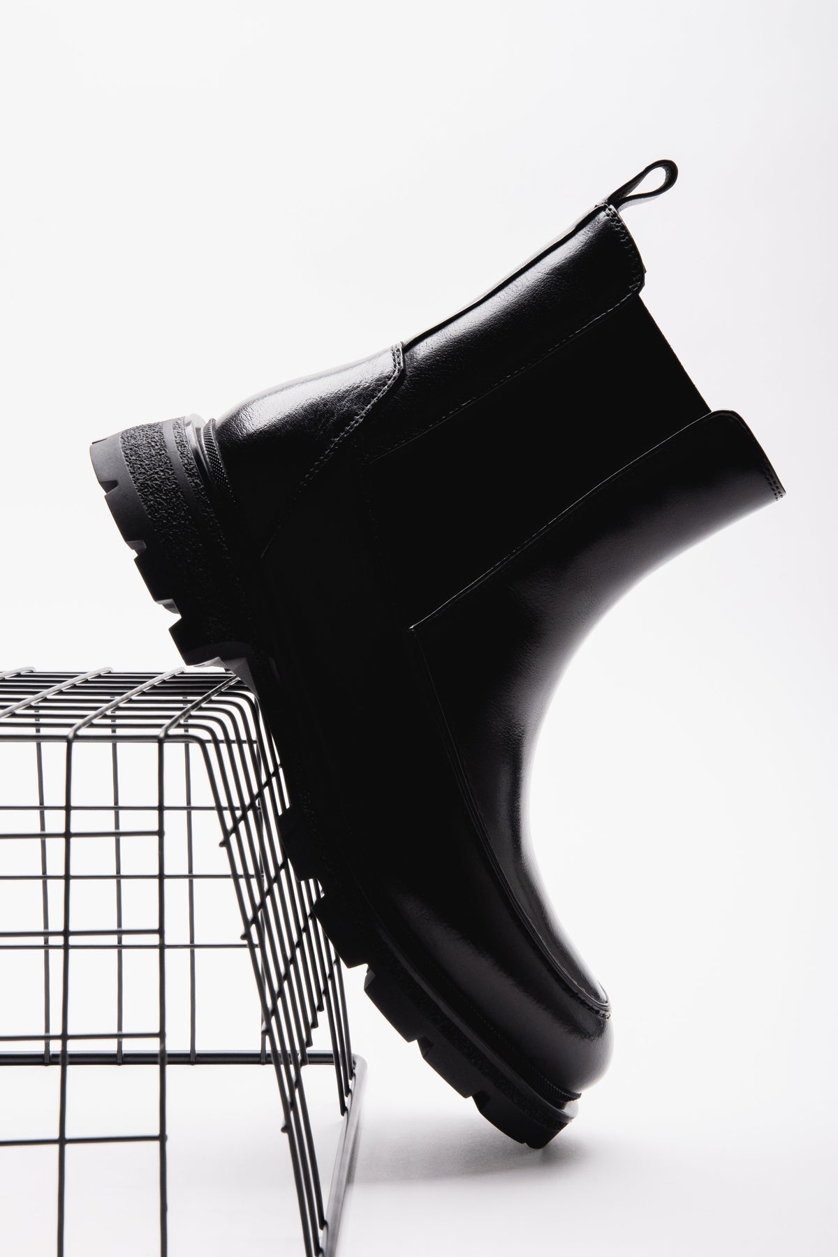 Estro - women's black Chelsea boots made of natural leather on a thick sole.