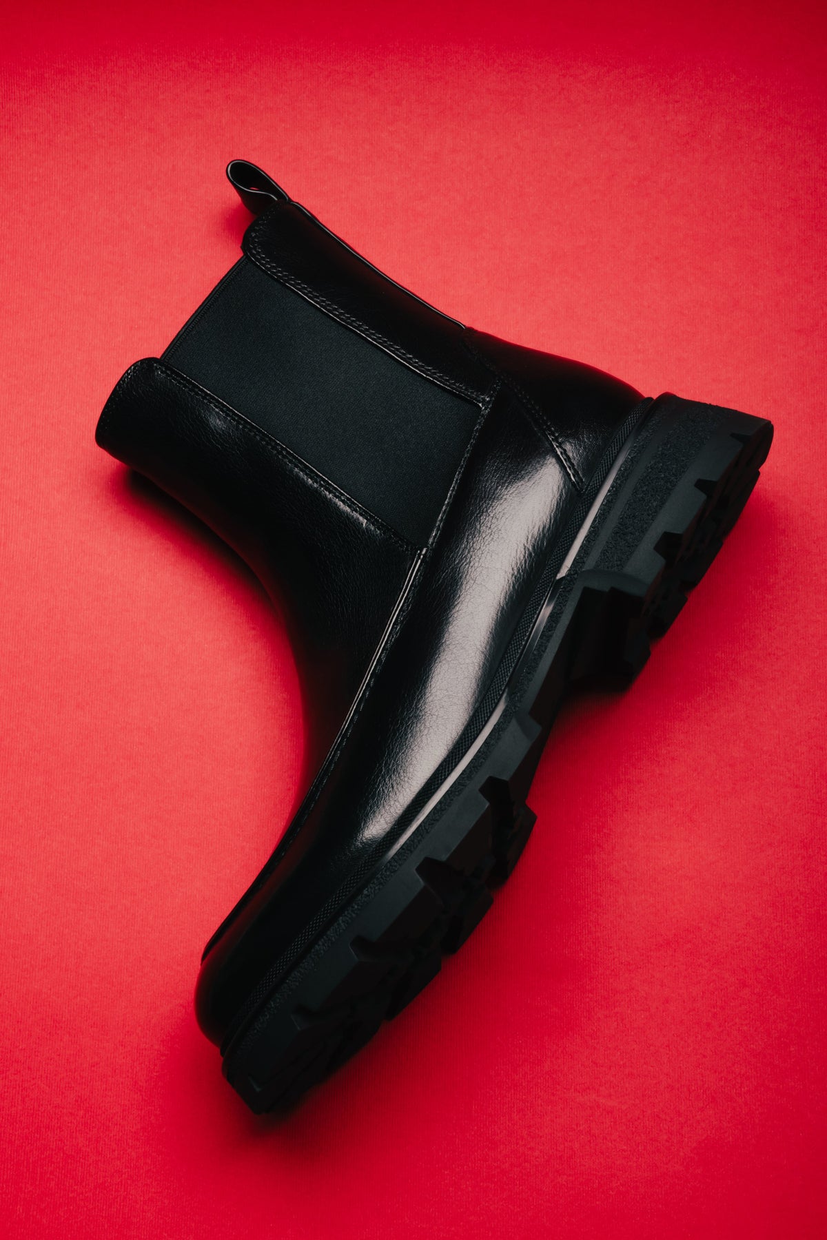 Women's black Chelsea boots on a thick sole made of natural leather Estro.