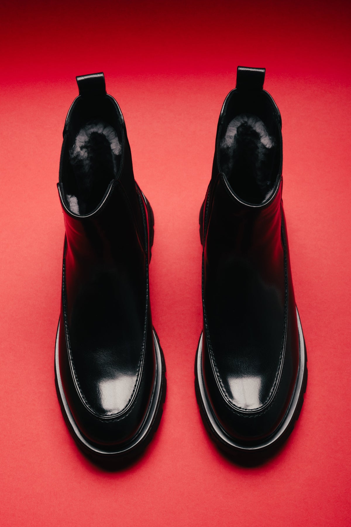 Made of natural leather, women's black Chelsea boots on a thick sole Estro.