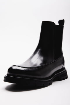 Black women's Chelsea boots Estro, on a thick sole, made of natural leather.