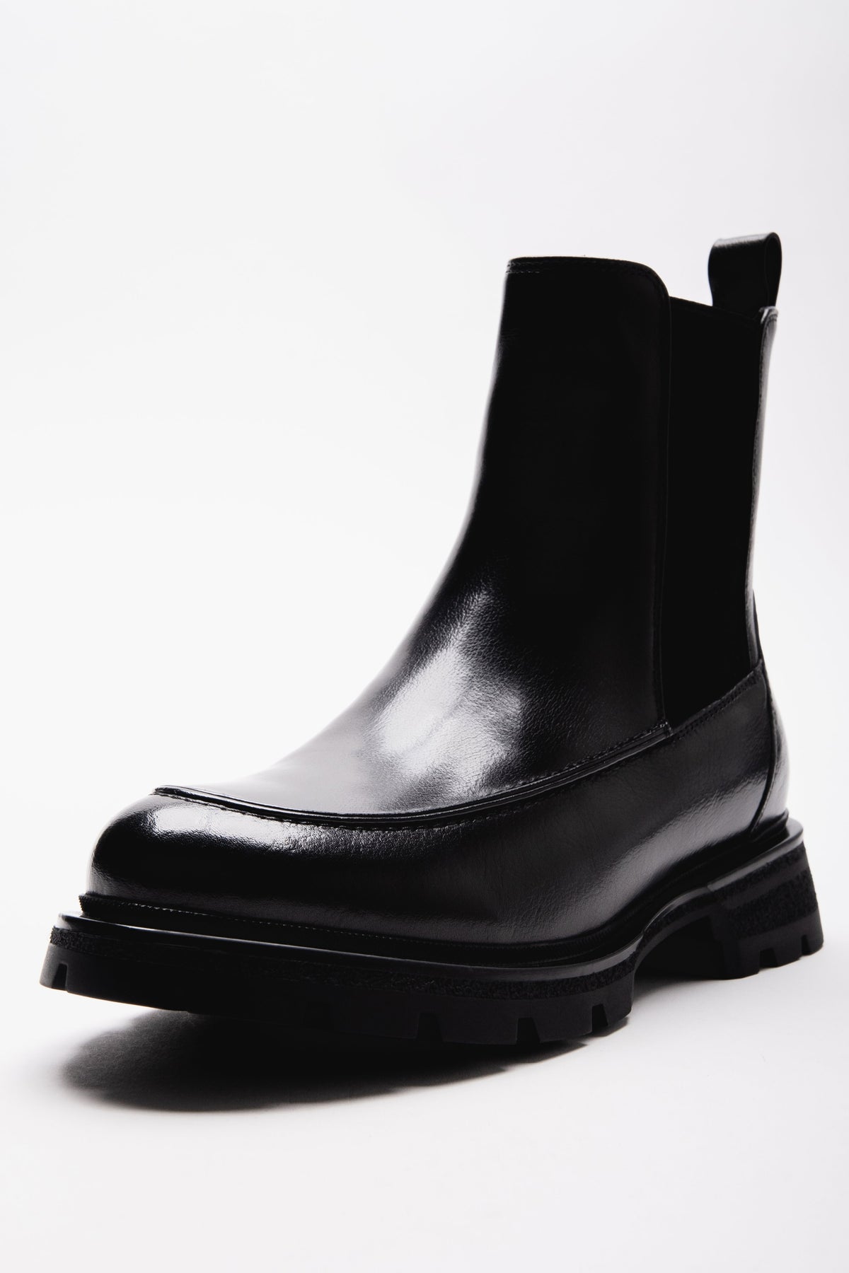 Black women's Chelsea boots Estro, on a thick sole, made of natural leather.