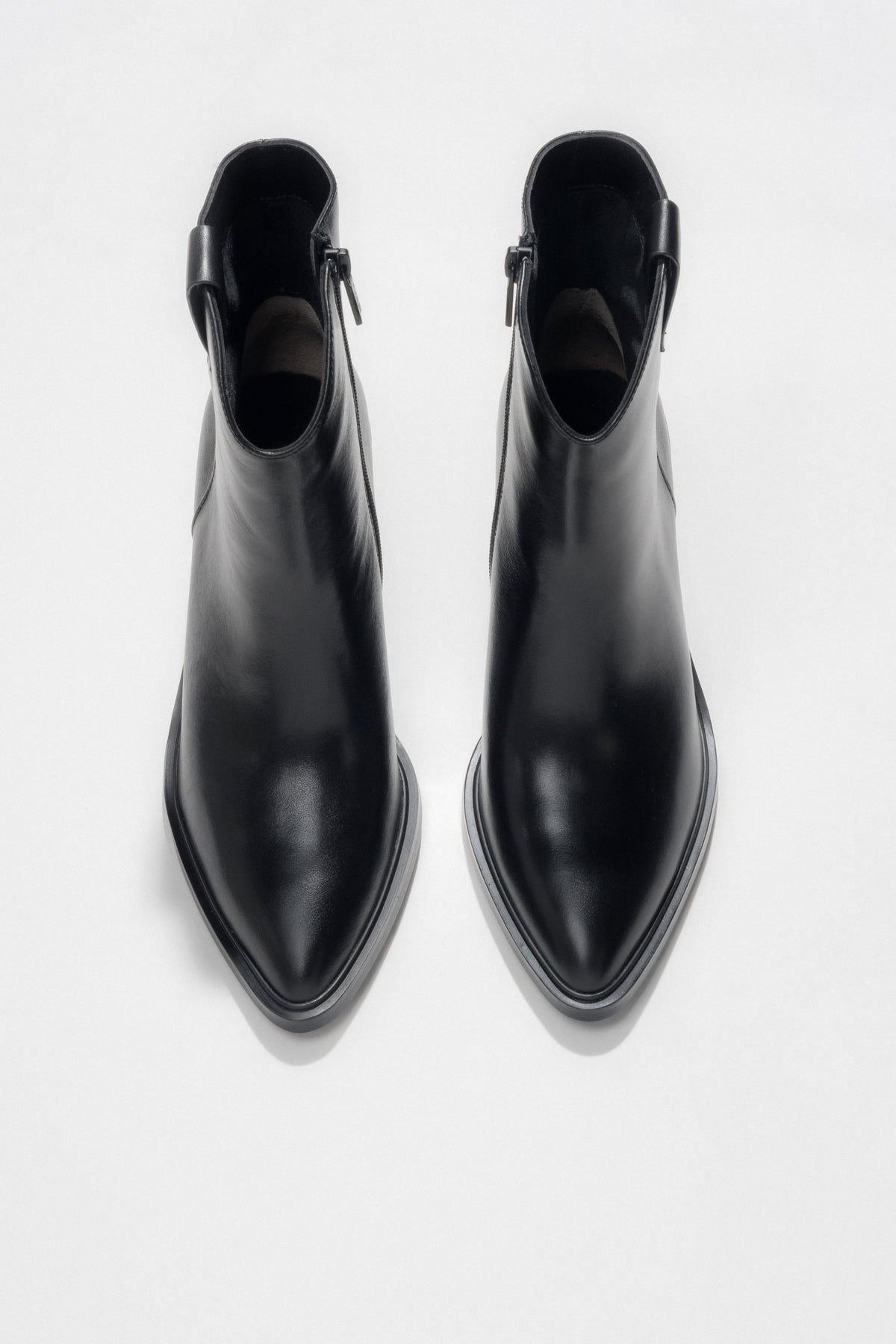 Women's cowboy boots Estro ER00118175, black, made of genuine leather, with low heel.