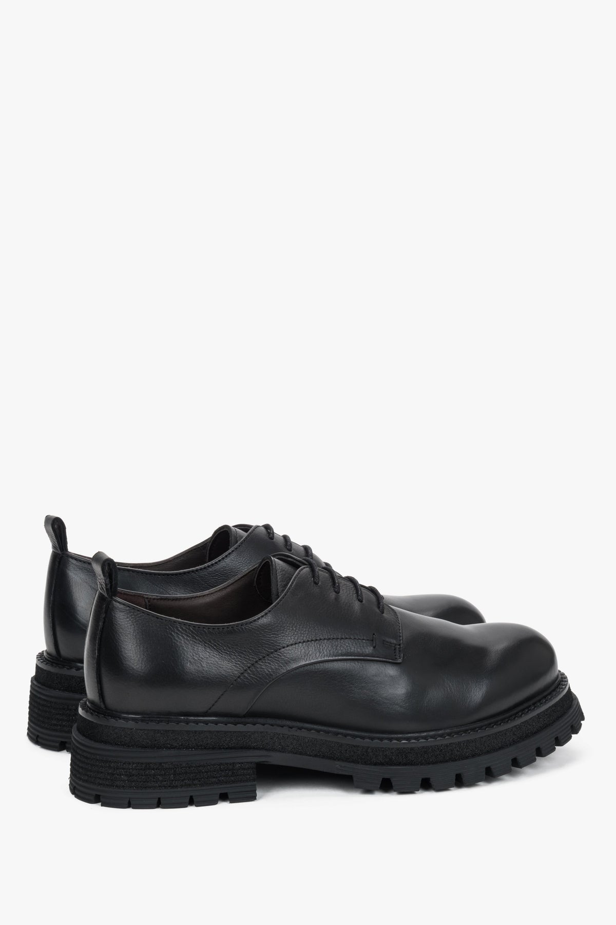 Women's black leather derby shoes Estro - side view highlighting the bold profile and deep grooved lug sole.