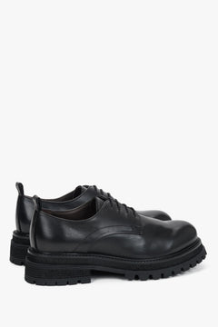 Women's black leather derby shoes Estro - side view highlighting the bold profile and deep grooved lug sole.