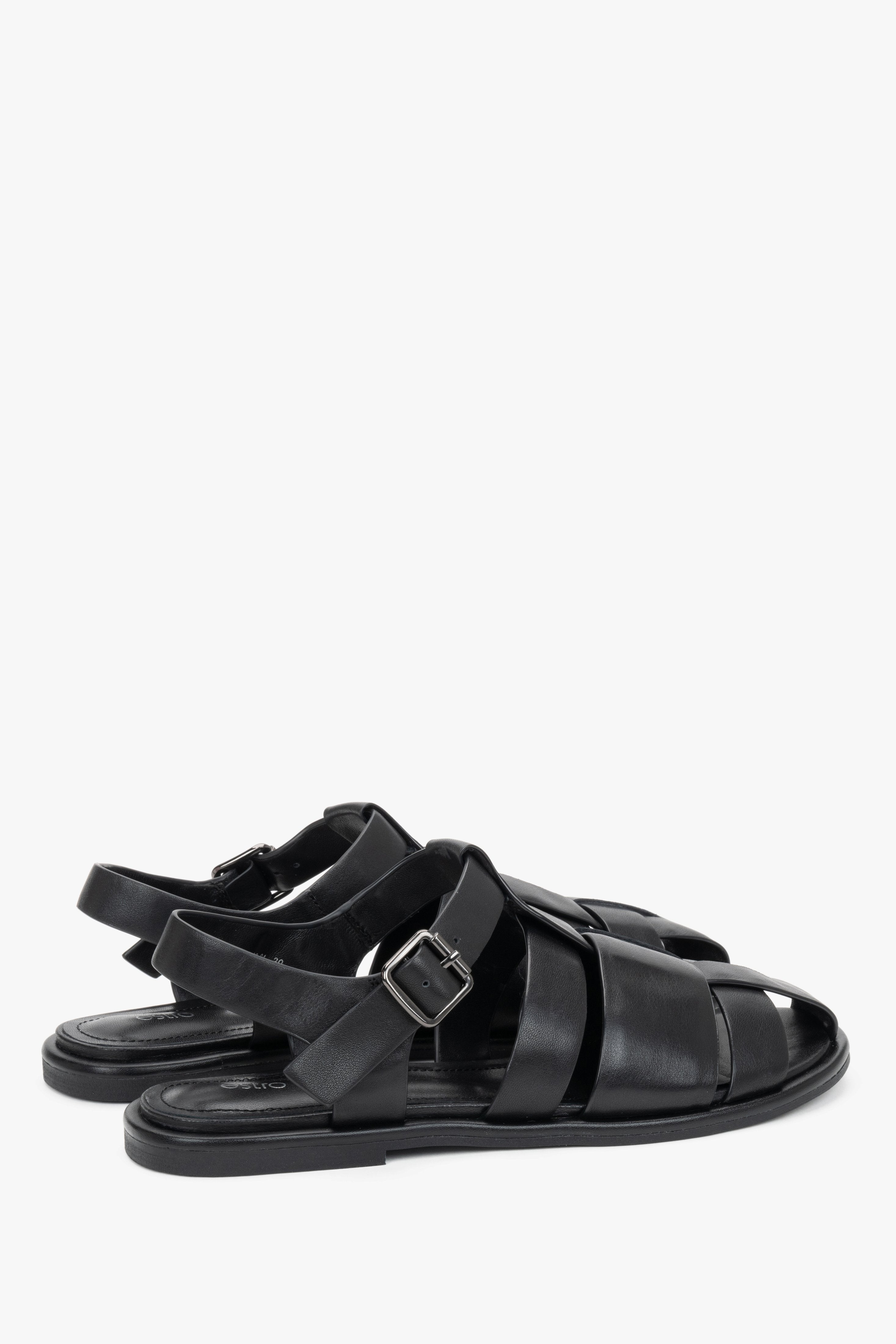 Estro black leather summer sandals with an adjustable buckle strap.