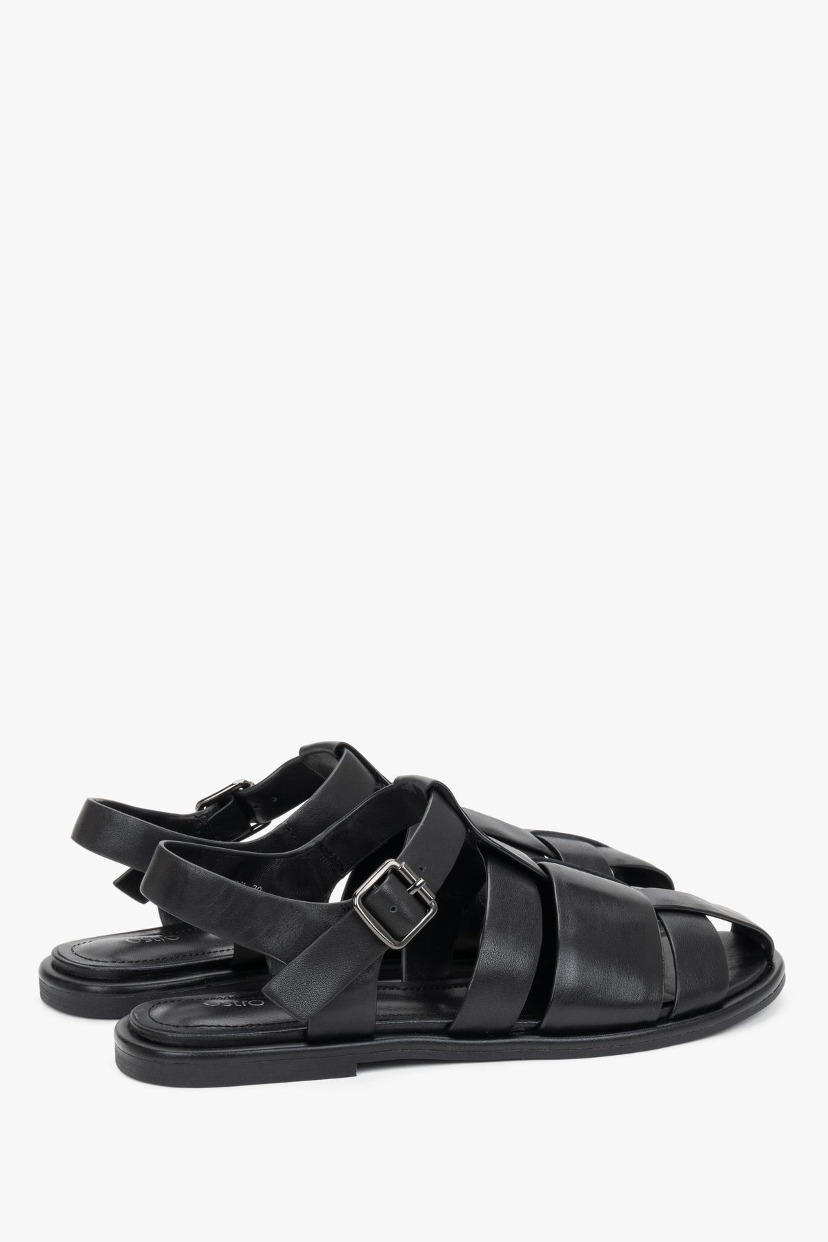 Estro black leather summer sandals with an adjustable buckle strap.