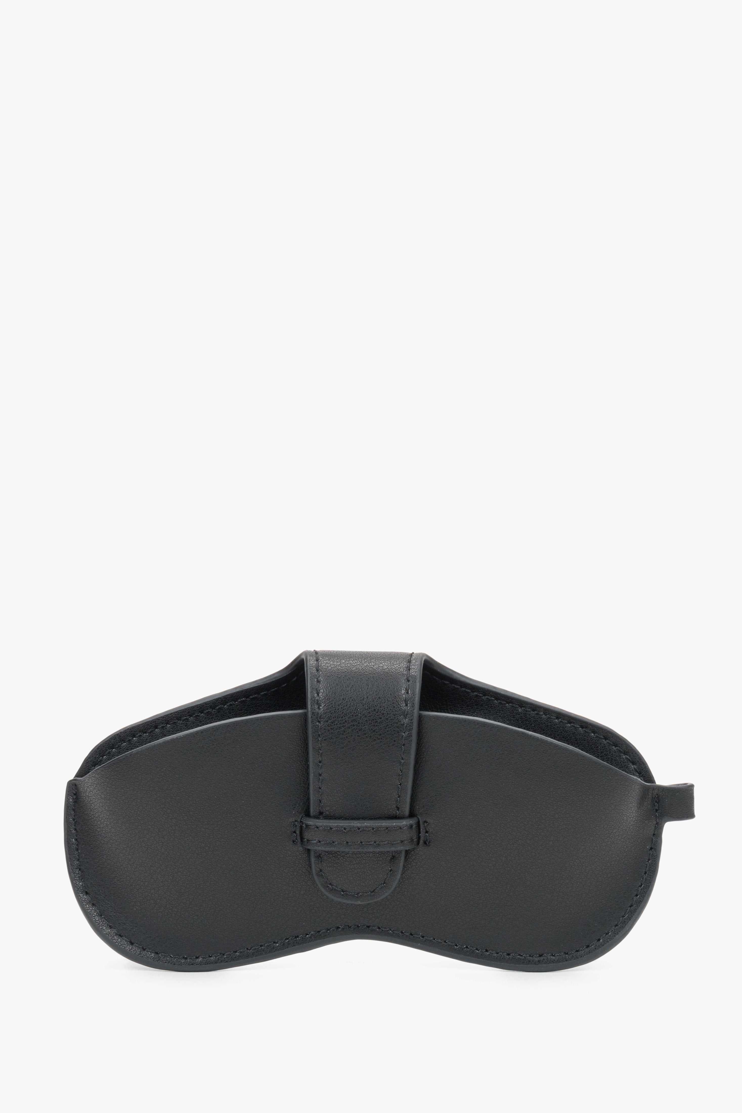 Women's black genuine leather glasses case Estro, showcasing its sleek, minimalist design and premium smooth texture.