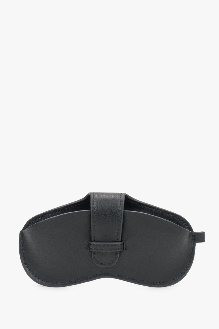 Women's black genuine leather glasses case Estro, showcasing its sleek, minimalist design and premium smooth texture.
