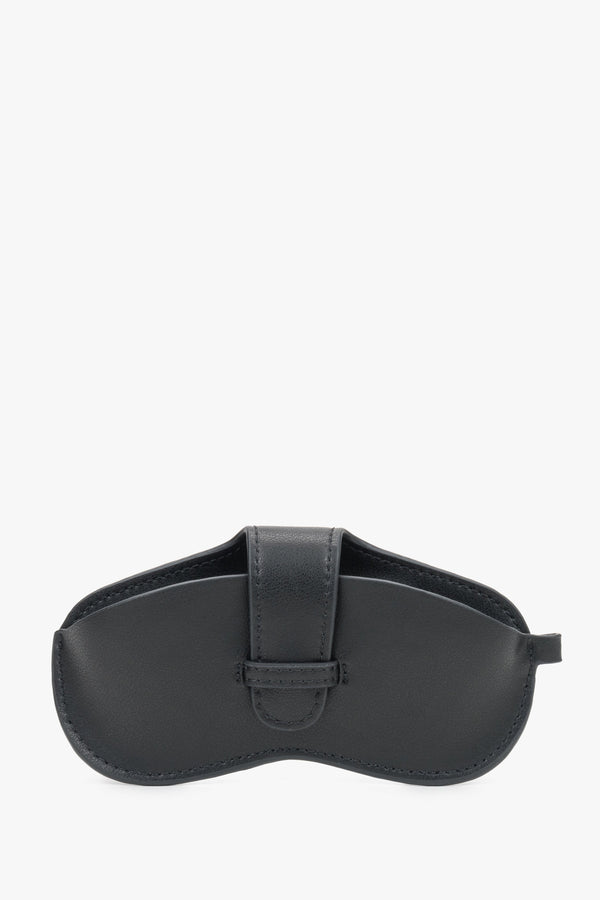 Women's black genuine leather glasses case Estro, showcasing its sleek, minimalist design and premium smooth texture.