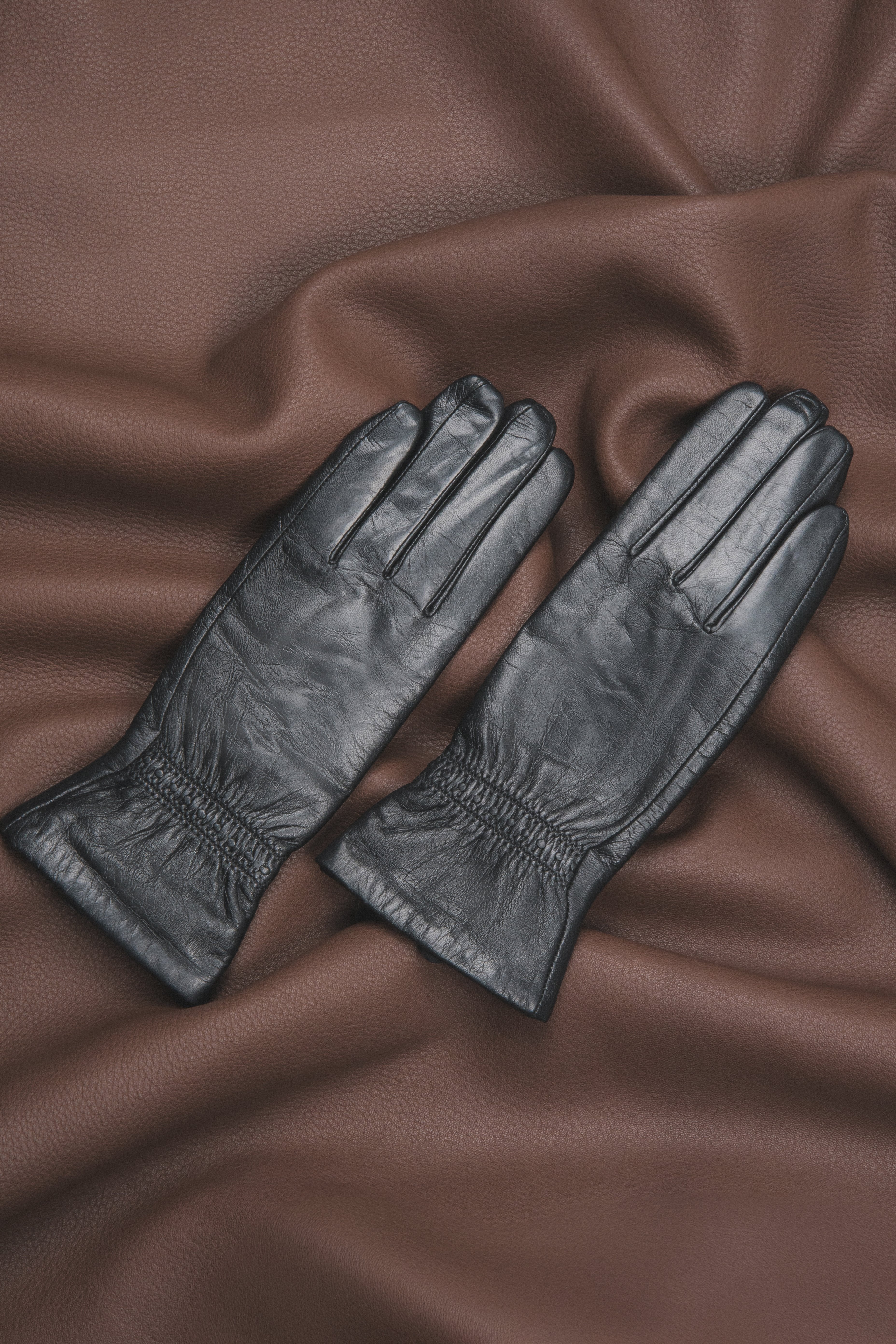Made of genuine leather, women's black gloves with soft lining Estro.