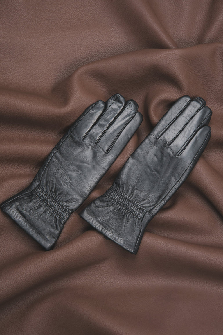 Made of genuine leather, women's black gloves with soft lining Estro.