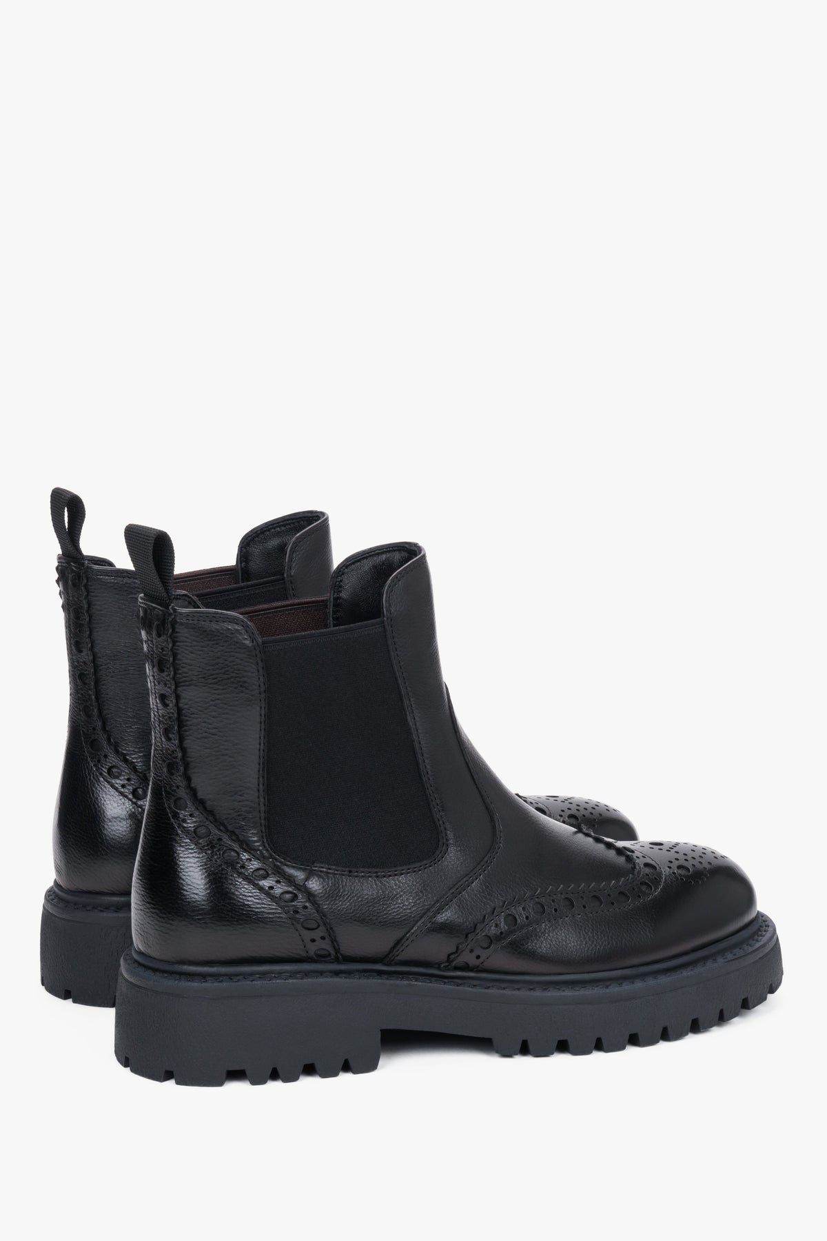 With brogue perforation, women's black leather Chelsea boots on a thick sole Estro.