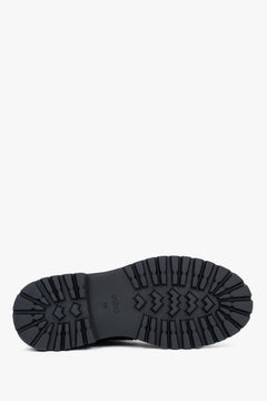 Black leather women's Chelsea boots Estro, on a thick sole, with brogue perforation - close-up of the sole.