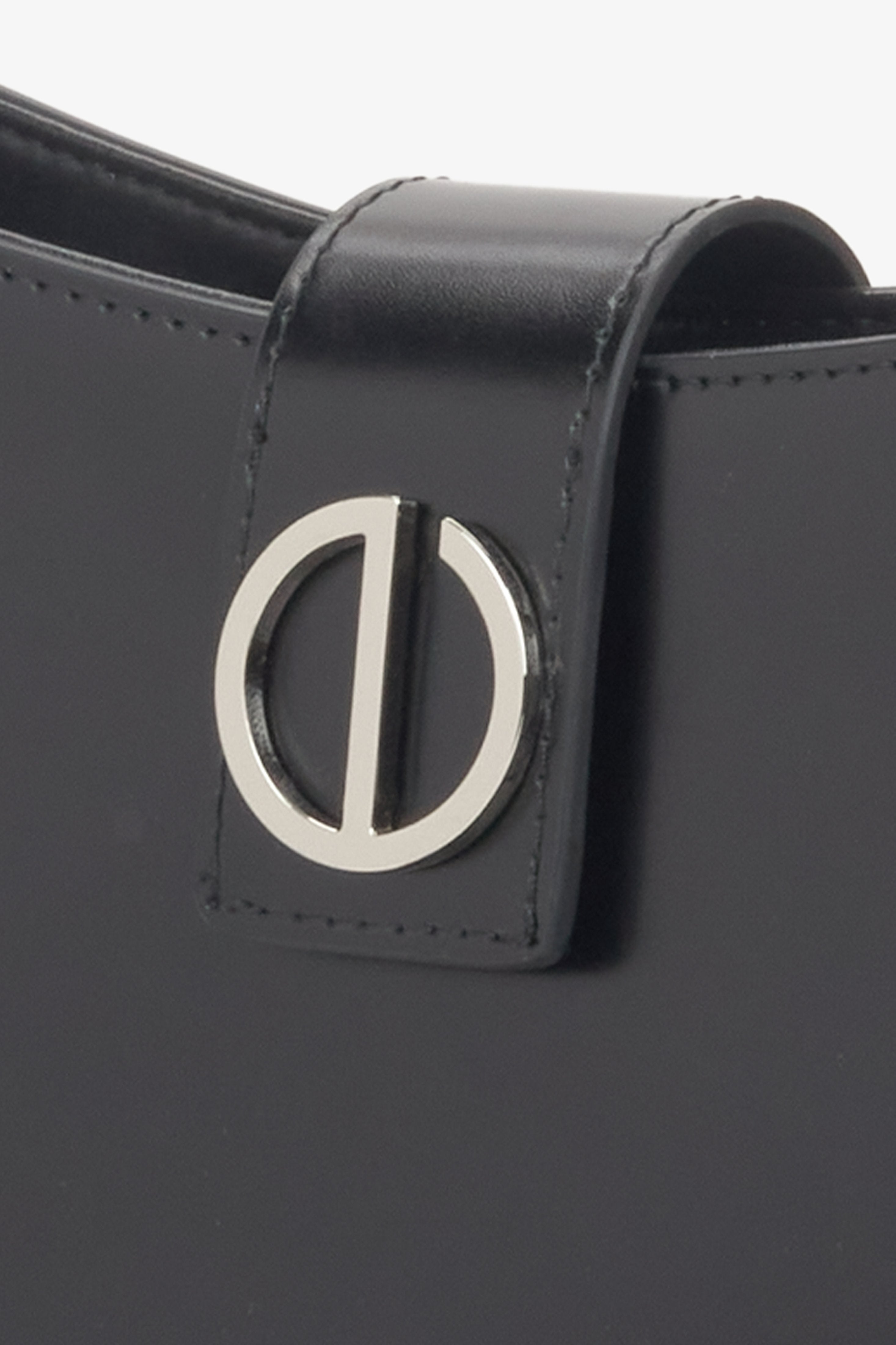 With silver hardware, women's black genuine leather shoulder bag Estro.