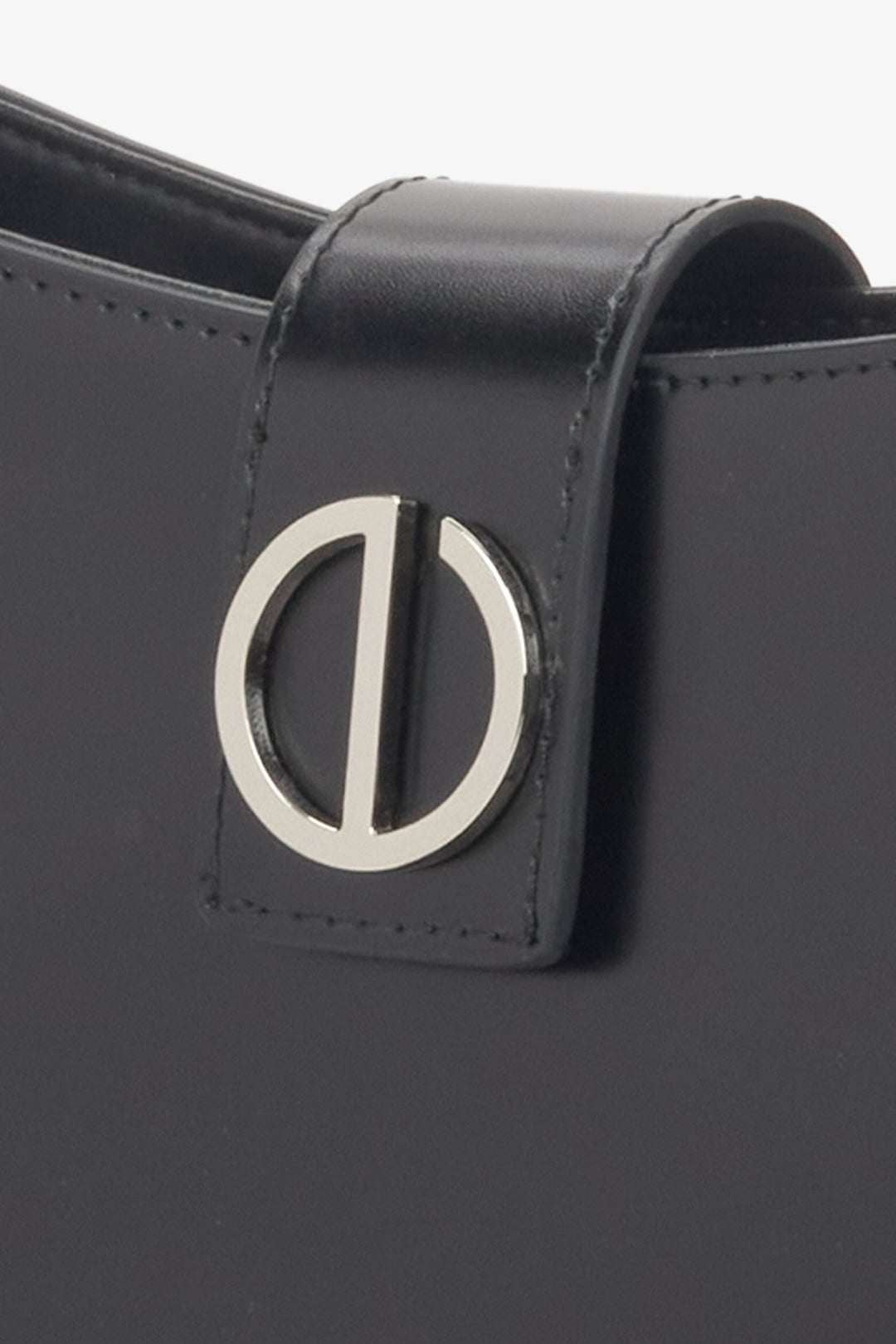 With silver hardware, women's black genuine leather shoulder bag Estro.