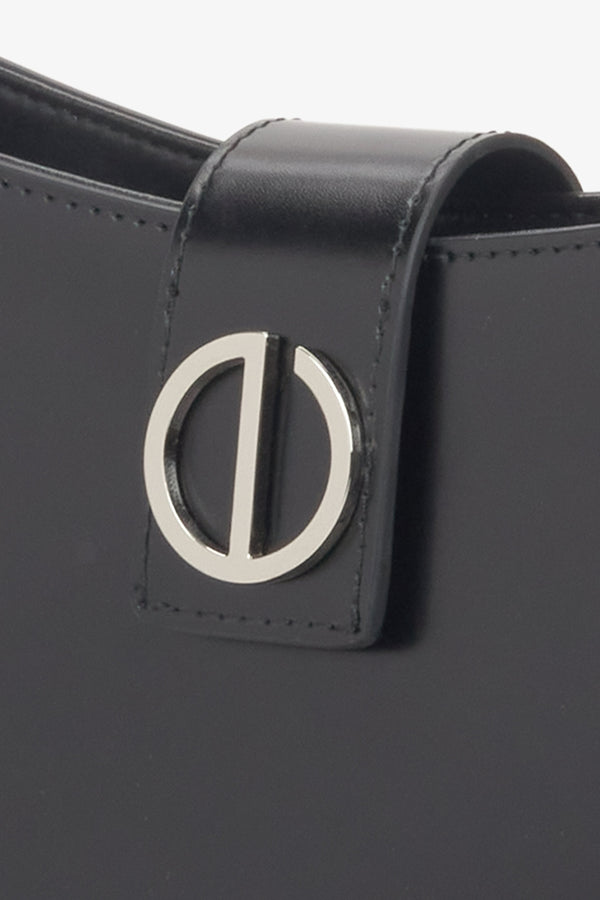 With silver hardware, women's black genuine leather shoulder bag Estro.