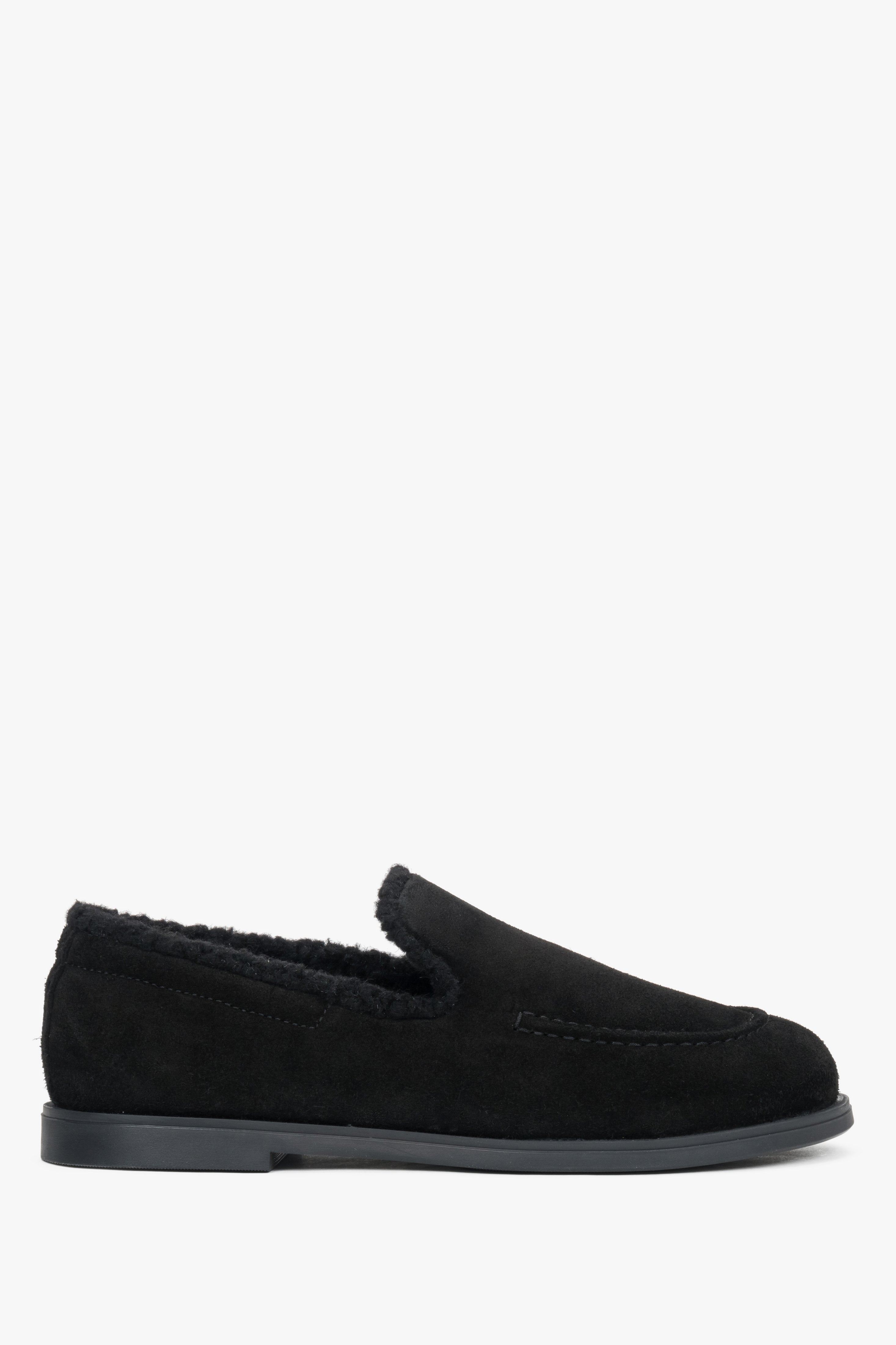 Black velour women’s loafers lined with faux fur Estro.