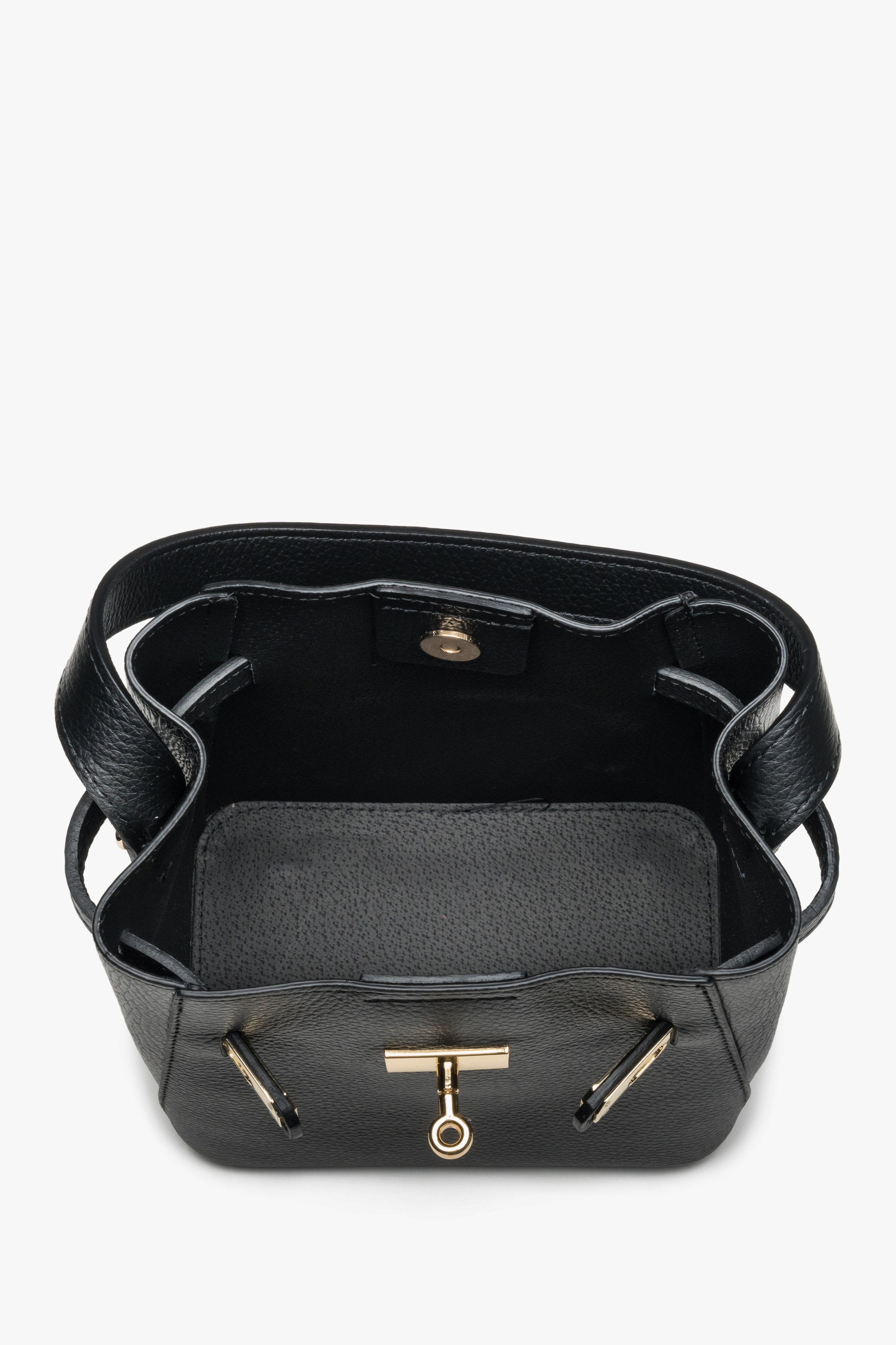 Black women’s satchel bag made of high-quality Italian genuine leather.