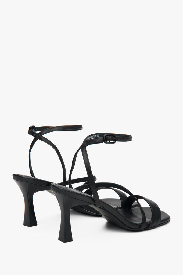 In genuine leather, black women’s heeled sandals by Estro.